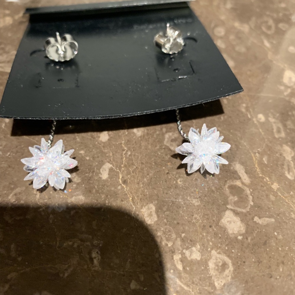 🔥Sparkly Snowflake Kenneth Jay Lane Earrings🔥 - Picture 4 of 5